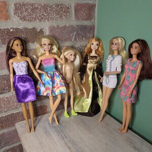 6 Barbie dolls in different outfits